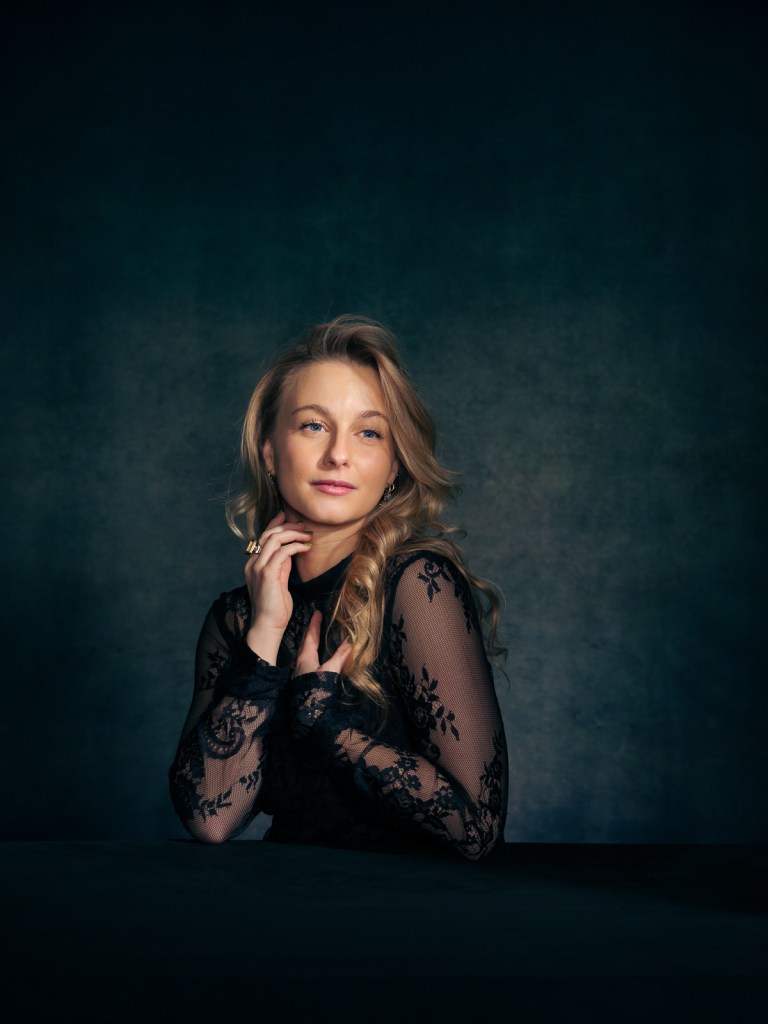 Fine art studio portrait of Jessica Tierney by De Sheng Lim, a portrait photographer based in The Hague, Netherlands.