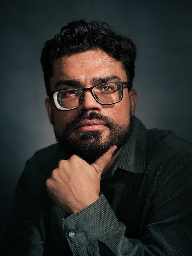 Professional fine art studio portrait of Mansoor by De Sheng Lim, a professional portrait photographer based in The Hague, Netherlands.